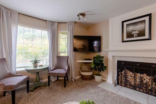 Galbraith Getaway:lush&cozy+ Backyard Trail Access