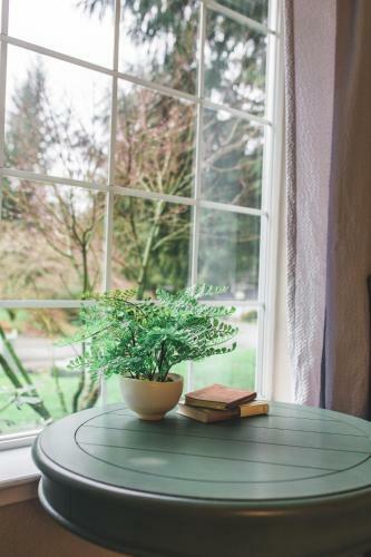 Galbraith Getaway:lush&cozy+ Backyard Trail Access