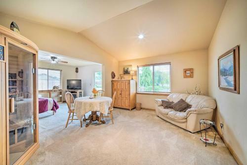 Upscale Home With Indoor Sauna On Sunset Pond!