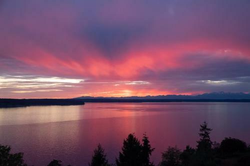 Hostal 180� Puget Sound View