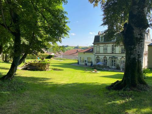 Hostal Le Chateau De Monthureux Le Sec
