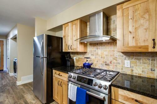 69sl - Upscale - Hot Tub - Wi-fi - Bbq - Sleeps 8 Cabin
