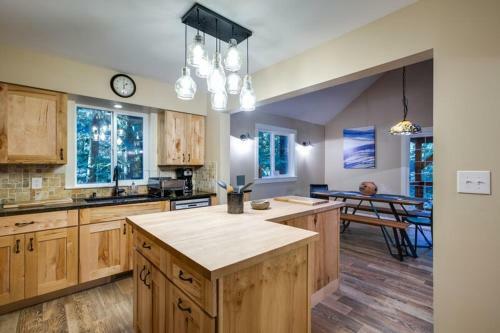 69sl - Upscale - Hot Tub - Wi-fi - Bbq - Sleeps 8 Cabin