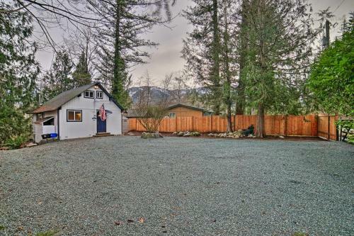 Quiet Cabin Hideaway About 4 Mi To Wallace Falls!