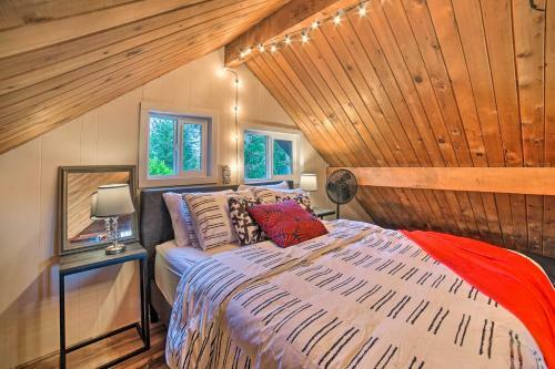 Quiet Cabin Hideaway About 4 Mi To Wallace Falls!