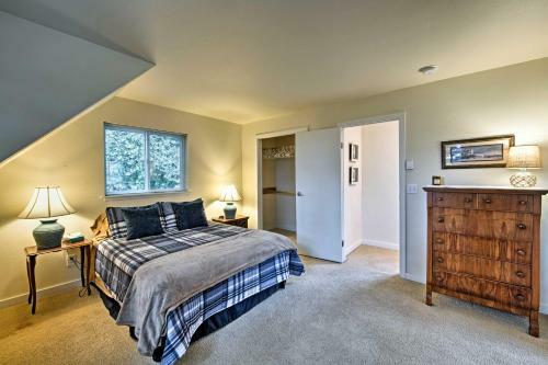 Central Indianola Home - Steps To Town And Dock!
