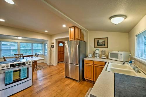 Central Indianola Home - Steps To Town And Dock!