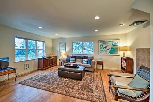 Central Indianola Home - Steps To Town And Dock!