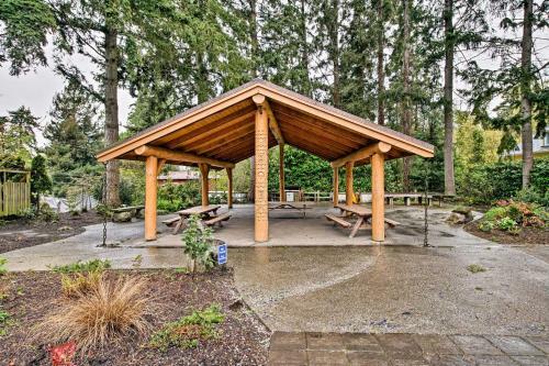 Central Indianola Home - Steps To Town And Dock!
