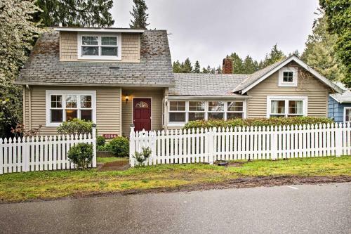 Central Indianola Home - Steps To Town And Dock!
