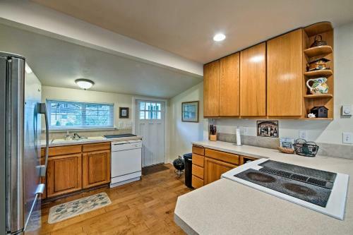 Central Indianola Home - Steps To Town And Dock!