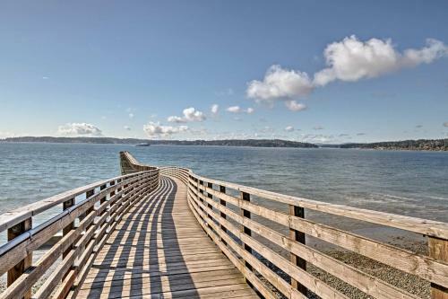 Central Indianola Home - Steps To Town And Dock!