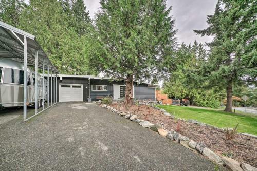 Issaquah Home With Large Deck And Outdoor Kitchen