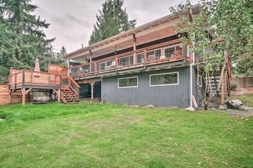 Issaquah Home With Large Deck And Outdoor Kitchen