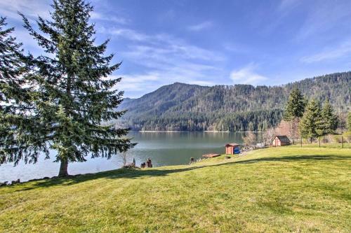 Lakefront Cabin With Stunning Mountain Views And Dock!
