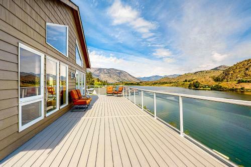 Wapato Lake Waterfront Stunner