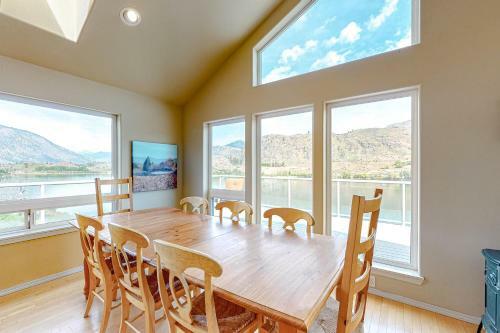 Wapato Lake Waterfront Stunner