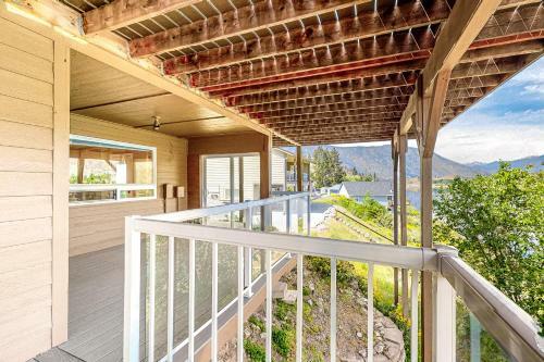 Wapato Lake Waterfront Stunner