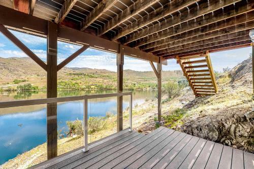 Wapato Lake Waterfront Stunner
