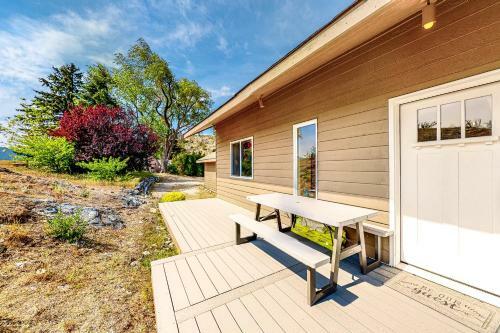 Wapato Lake Waterfront Stunner
