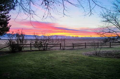 Hostal Skagit Valley Farmland View Cabin