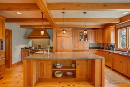 Snowgrass Lodge - River, Mountain Views & Hot Tub