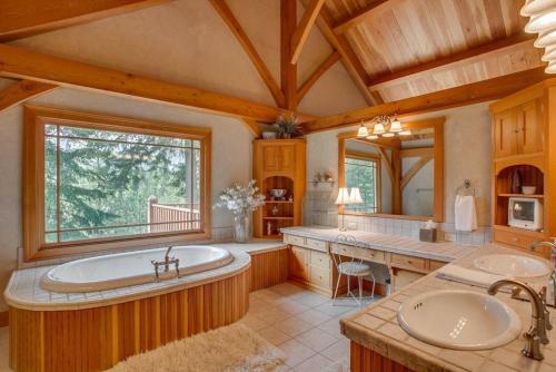 Snowgrass Lodge - River, Mountain Views & Hot Tub