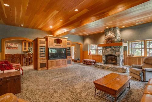 Snowgrass Lodge - River, Mountain Views & Hot Tub