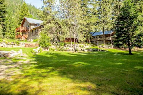 Snowgrass Lodge - River, Mountain Views & Hot Tub