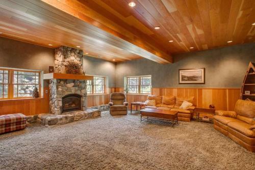 Snowgrass Lodge - River, Mountain Views & Hot Tub