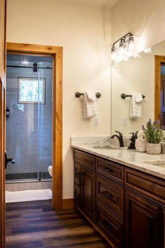 Enchantment Lodges Unit A Sleeps 13