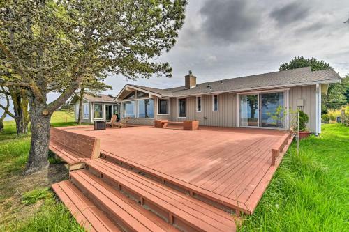 Chic Oceanfront Retreat With Deck And Mountain Views!