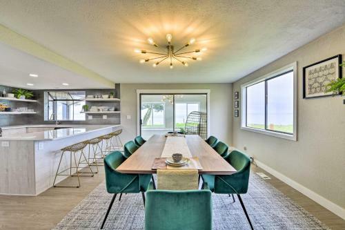 Chic Oceanfront Retreat With Deck And Mountain Views!