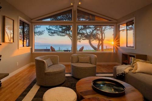 Chic Oceanfront Retreat With Deck And Mountain Views!