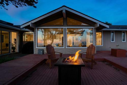 Chic Oceanfront Retreat With Deck And Mountain Views!