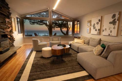 Chic Oceanfront Retreat With Deck And Mountain Views!