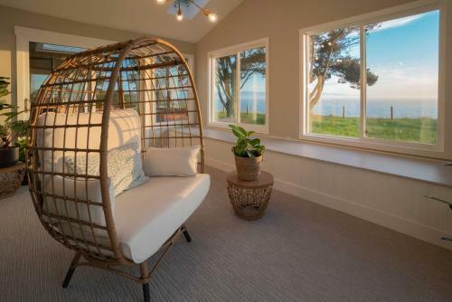 Chic Oceanfront Retreat With Deck And Mountain Views!