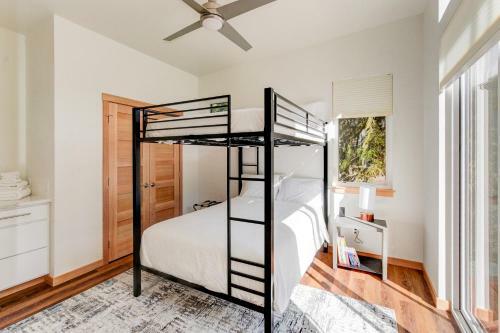Baker Road Cabin: Hot Tub, Mountain Views, Creek Access, Ev Charger