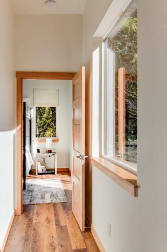 Baker Road Cabin: Hot Tub, Mountain Views, Creek Access, Ev Charger