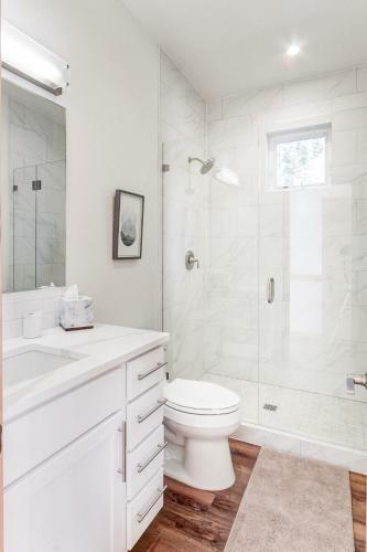 Baker Road Cabin: Hot Tub, Mountain Views, Creek Access, Ev Charger
