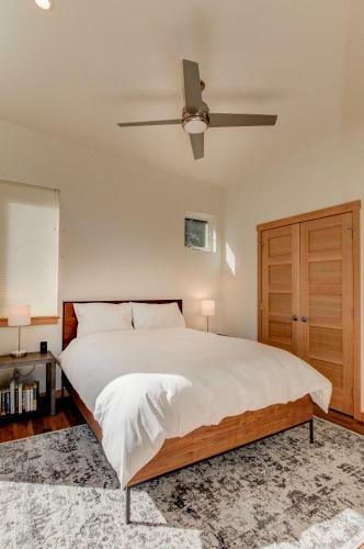 Baker Road Cabin: Hot Tub, Mountain Views, Creek Access, Ev Charger
