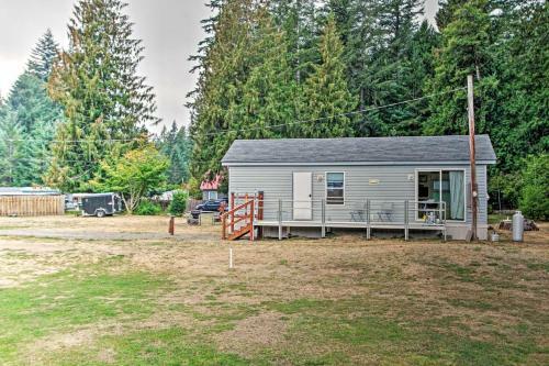 Woodsy Packwood Haven With Golf Course Access!