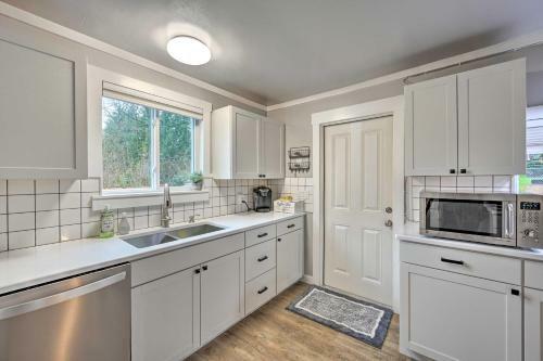 Modern Redmond Home With 2 Fireplaces And Yard!