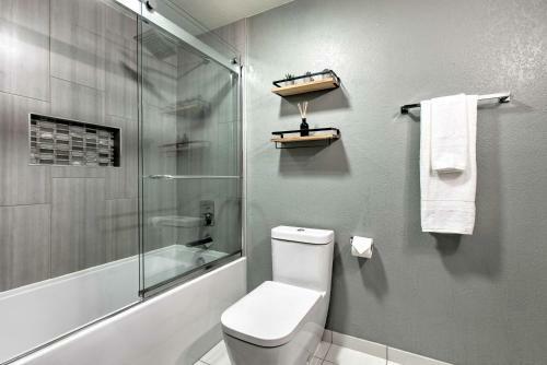 Stylish Shoreline Townhome - Walk To E Line!