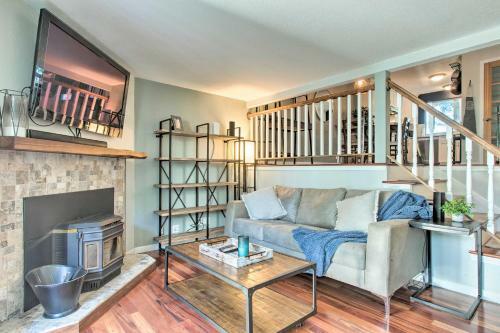 Stylish Shoreline Townhome - Walk To E Line!