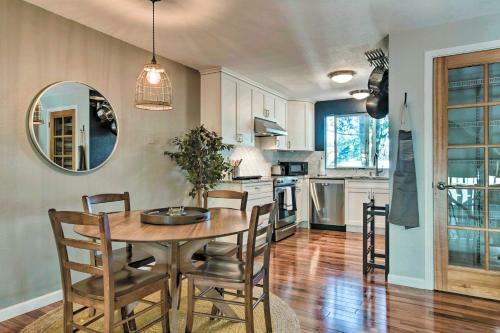 Stylish Shoreline Townhome - Walk To E Line!