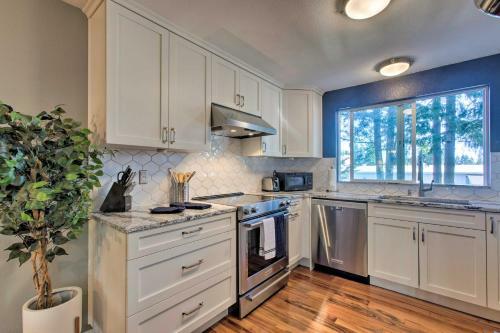 Stylish Shoreline Townhome - Walk To E Line!