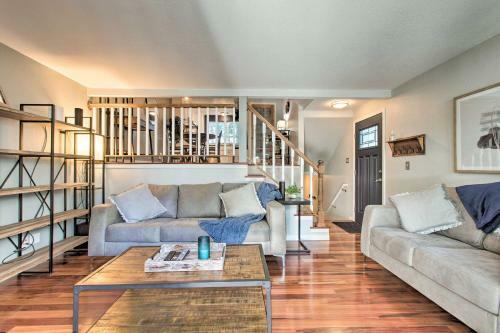Stylish Shoreline Townhome - Walk To E Line!