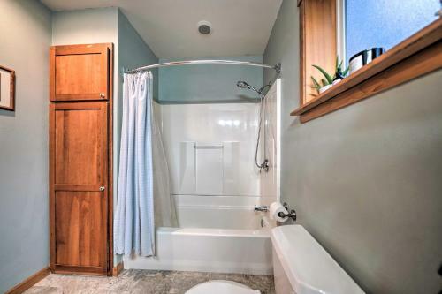 Woodinville Home With Furnished Deck And Fire Pit