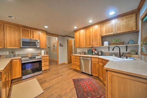 Woodinville Home With Furnished Deck And Fire Pit